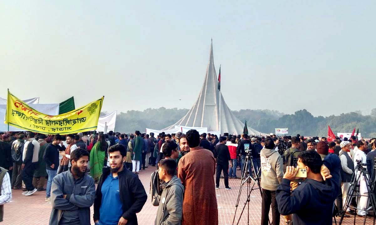 সর্বস্তরের মানুষের শ্রদ্ধা। ছবি- সংগৃহীত