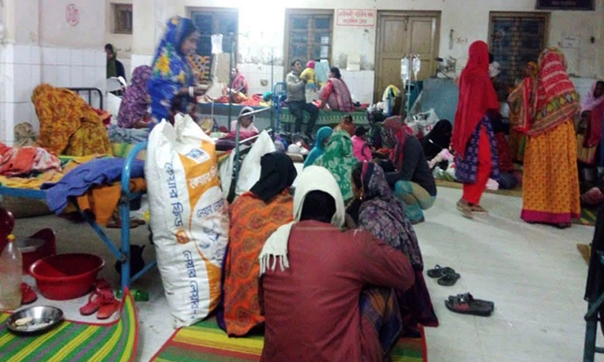 চুয়াডাঙ্গা সদর হাসপাতালে চিকিৎসা নিচ্ছেন রোগীরা। ছবি : রূপালী বাংলাদেশ