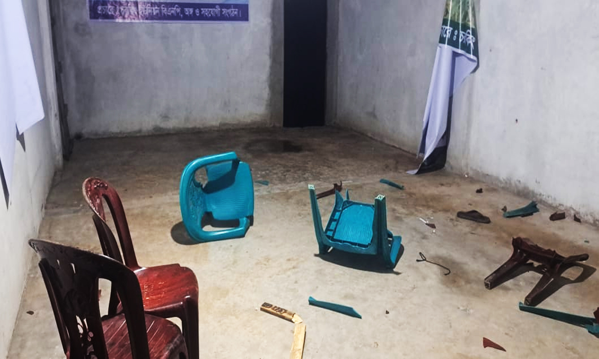 বিএনপির কার্যালয় ভাংচুর। ছবি : রূপালী বাংলাদেশ