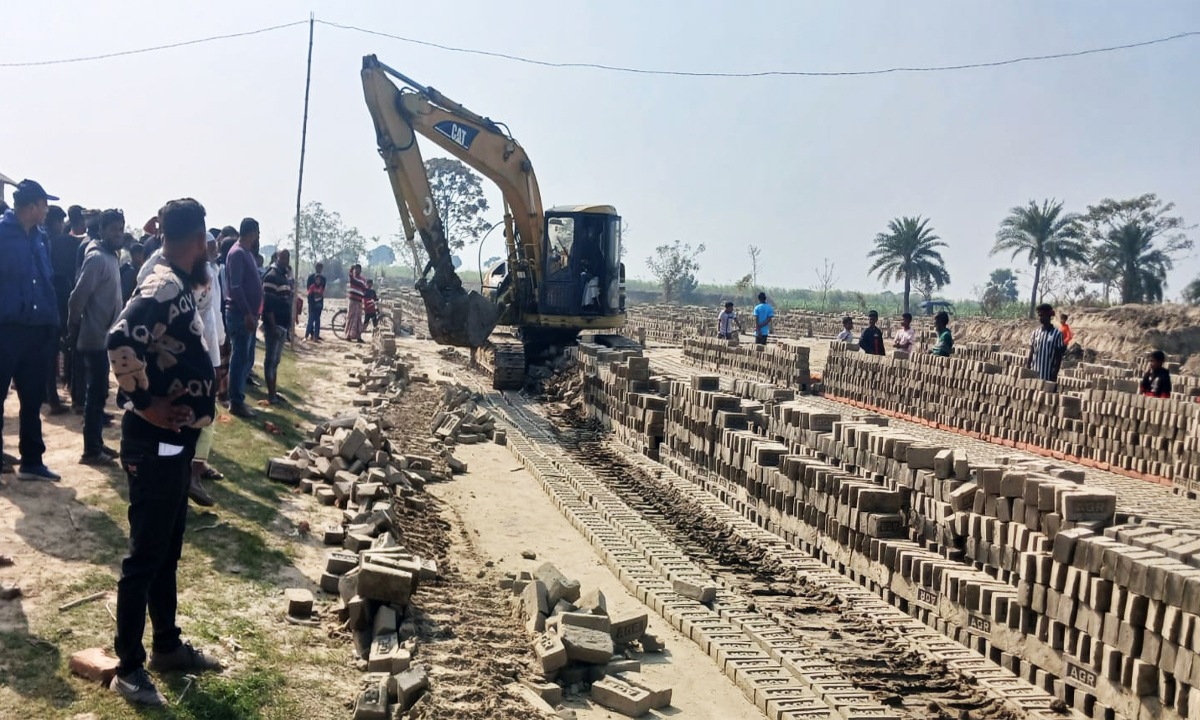 ইটভাটায় ভ্রাম্যমাণ আদালতের অভিযান। ছবি : রূপালী বাংলাদেশ