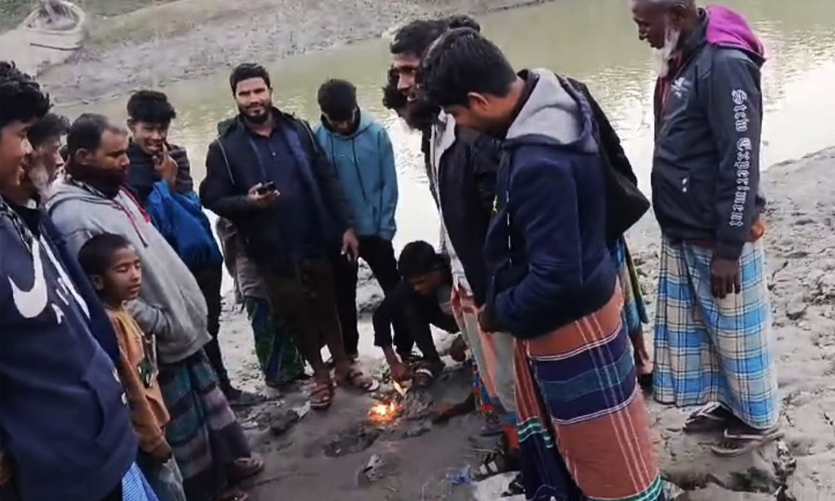 গ্যাস বের হতে দেখে উৎসুক জনতার ভিড়। ছবি : রূপালী বাংলাদেশ