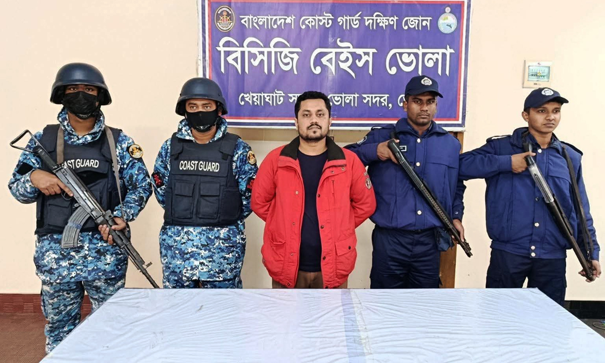 আটক ছাত্রলীগ নেতা সালমান গোলদার। ছবি : রূপালী বাংলাদেশ