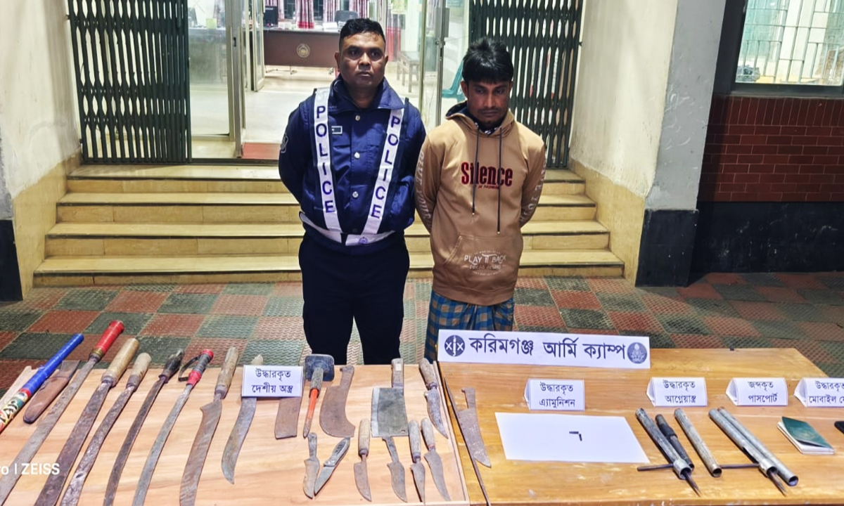 আটক যুবক ফারুক। ছবি : রূপালী বাংলাদেশ