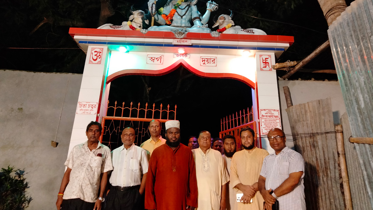 মহানাম উপলক্ষে কুষ্টিয়া মহাশ্মশান মন্দির পরিদর্শন করেছেন জামায়াতে ইসলামীর নেতারা। ছবি- রূপালী বাংলাদেশ