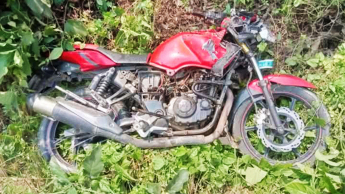 দুর্ঘটনার শিকার মোটরসাইকেল। ছবি- রূপালী বাংলাদেশ