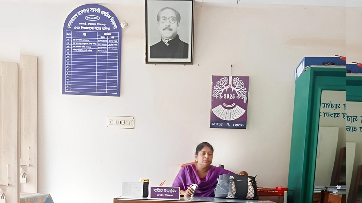 বিদ্যালয়ের অফিসকক্ষে শেখ মুজিবুর রহমানের ছবি টাঙানোর ঘটনায় শামিমা ইয়াছমিন নামে এক প্রধান শিক্ষককে সাময়িক বরখাস্ত করা হয়েছে। ছবি- রূপালী বাংলাদেশ