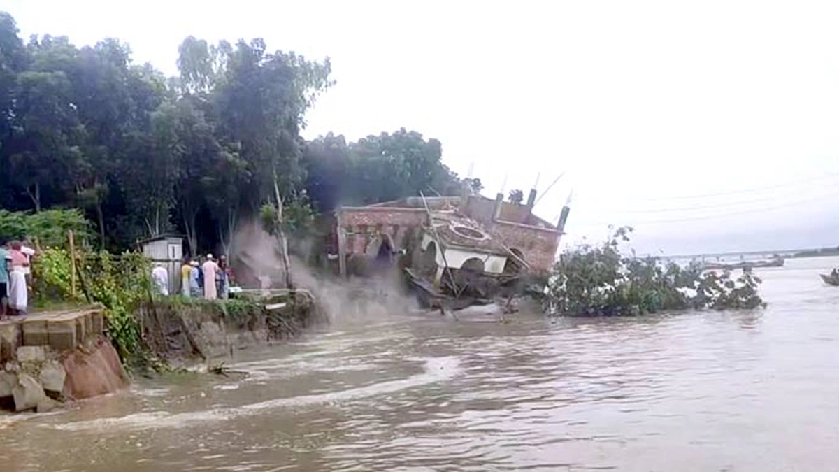 শরীয়তপুরের জাজিরায় পদ্মা নদীর ভাঙনে মাত্র কয়েক সেকেন্ডেই নদীগর্ভে তলিয়ে গেছে একটি দ্বিতল মসজিদ। ছবি- সংগৃহীত