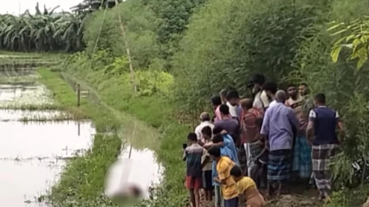 বগুড়ার কাহালু উপজেলায় জমির ড্রেনের পানিতে ভাসমান অবস্থায় এক অজ্ঞাত যুবকের (প্রায় ৩০ বছর বয়সী) মরদেহ উদ্ধার করেছে পুলিশ। ছবি- রূপালী বাংলাদেশ