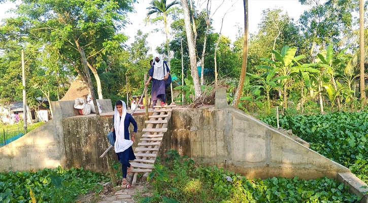 চরম দুর্ভোগে শিক্ষার্থীসহ এলাকাবাসী