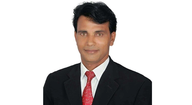 সড়কের নির্মাণসামগ্রী দিয়ে  মেম্বারের বাড়িতে ঢালাই!