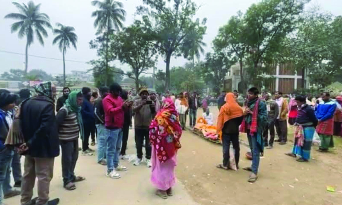 উল্লাপাড়া উপজেলা পরিষদ চত্বরে মিনা বণিকের মরদেহ রেখে দাহ করার দাবি জানান স্বজনরা। ছবি :  রূপালী বাংলাদেশ