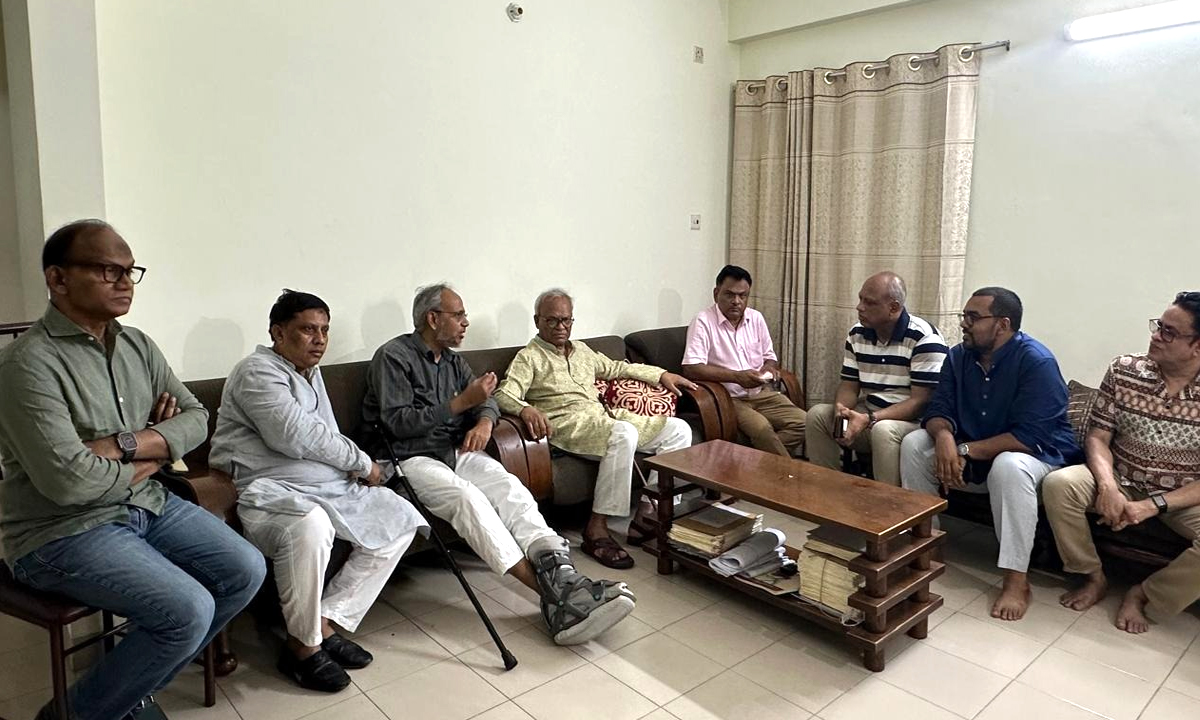 দুর্ঘটনায় আহত বিএনপির স্বাস্থ্য সম্পাদক ডা. রফিকূল ইসলামকে দেখতে বাসভবনে যান সিনিয়র যুগ্ম মহাসচিব রুহুল কবির রিজভী। ছবি- সংগৃহীত