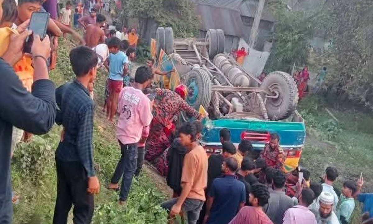 ট্রাকের ধাক্কায় গভীর খাদে পড়ে যায় বাস। ছবি- সংগৃহীত