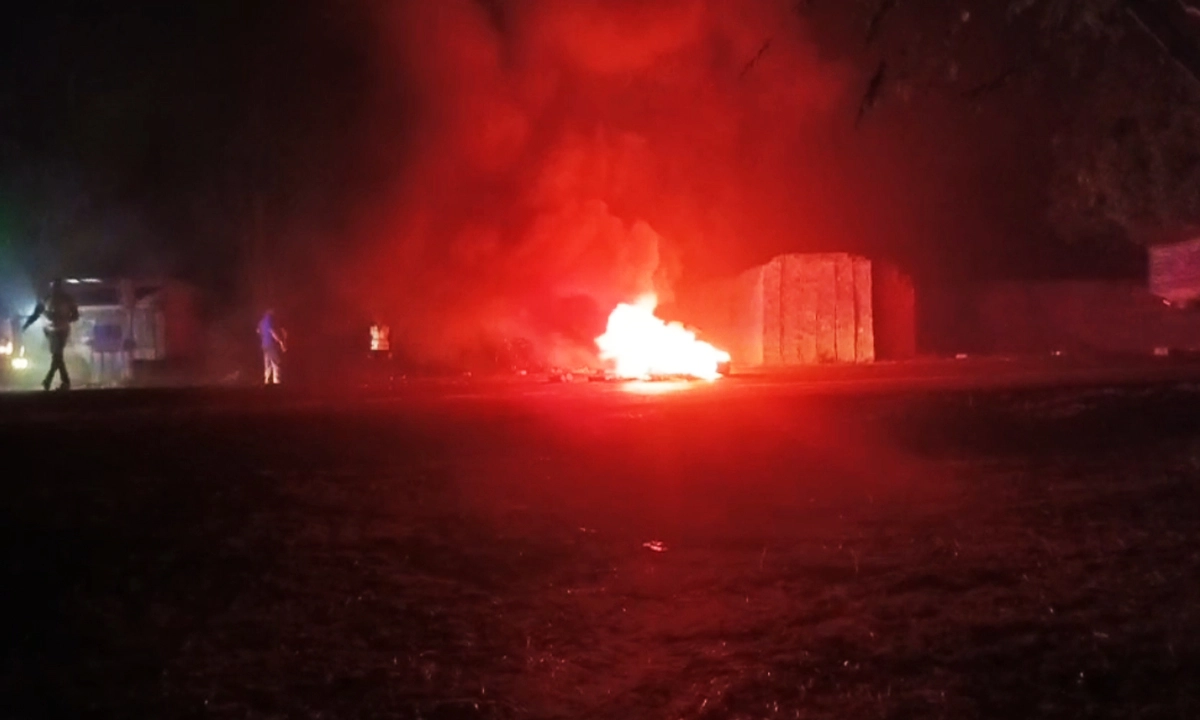 বনপাড়া-পাবনা মহাসড়কে আগুন। ছবি: রূপালী বাংলাদেশ