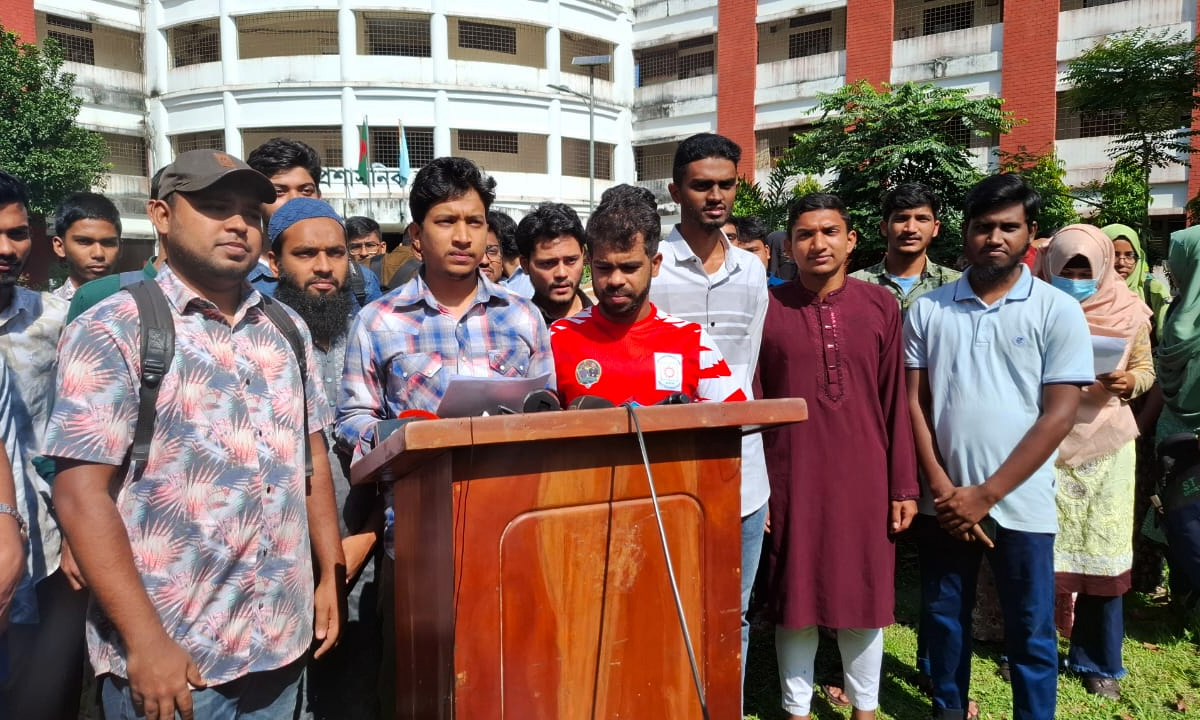 বেগম রোকেয়া বিশ্ববিদ্যালয়ের শিক্ষার্থীরা। ছবি: রূপালী বাংলাদেশ