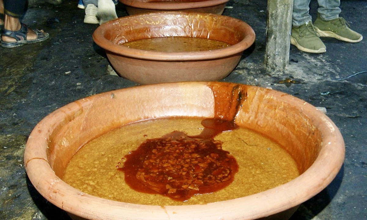 গুড় তৈরি চলছে। ছবি: রূপালী বাংলাদেশ