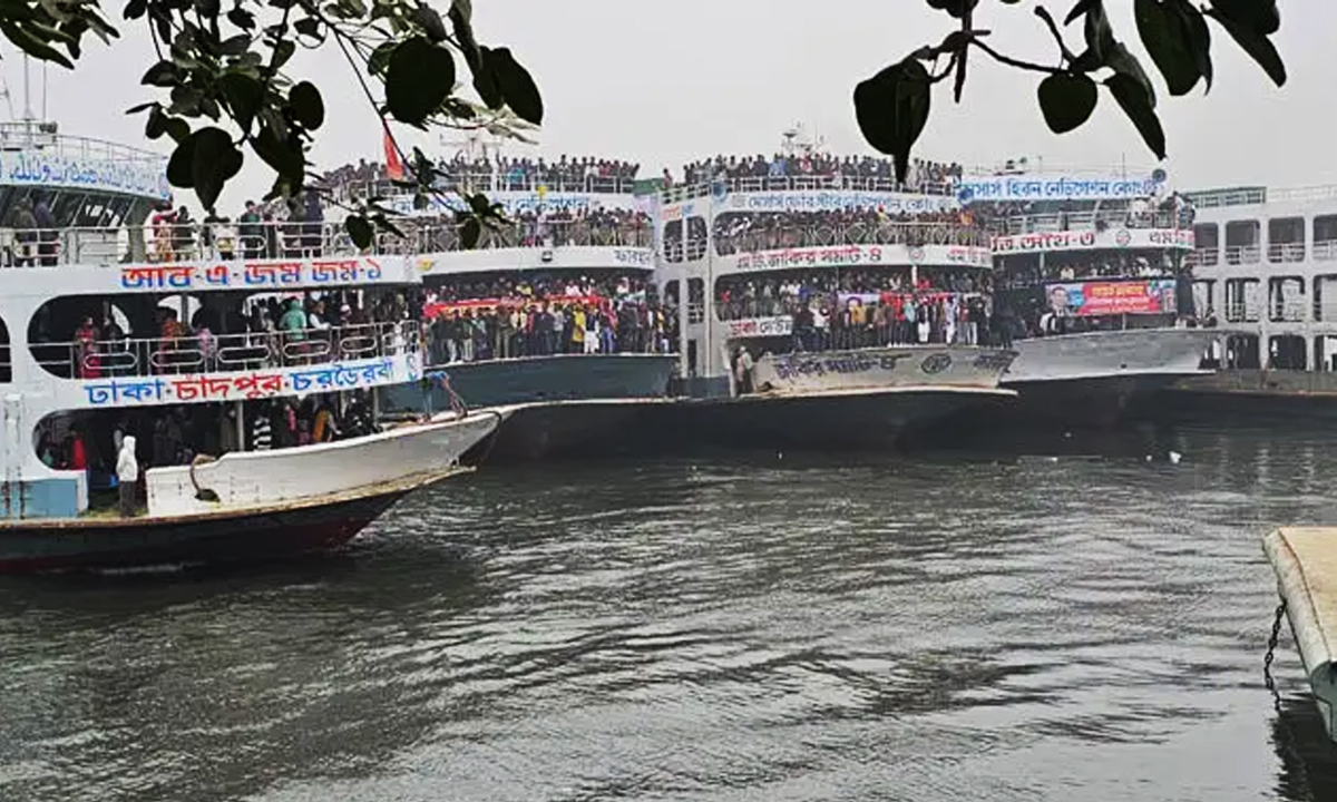 আটকে পড়া লঞ্চ। ছবি : রূপালী বাংলাদেশ