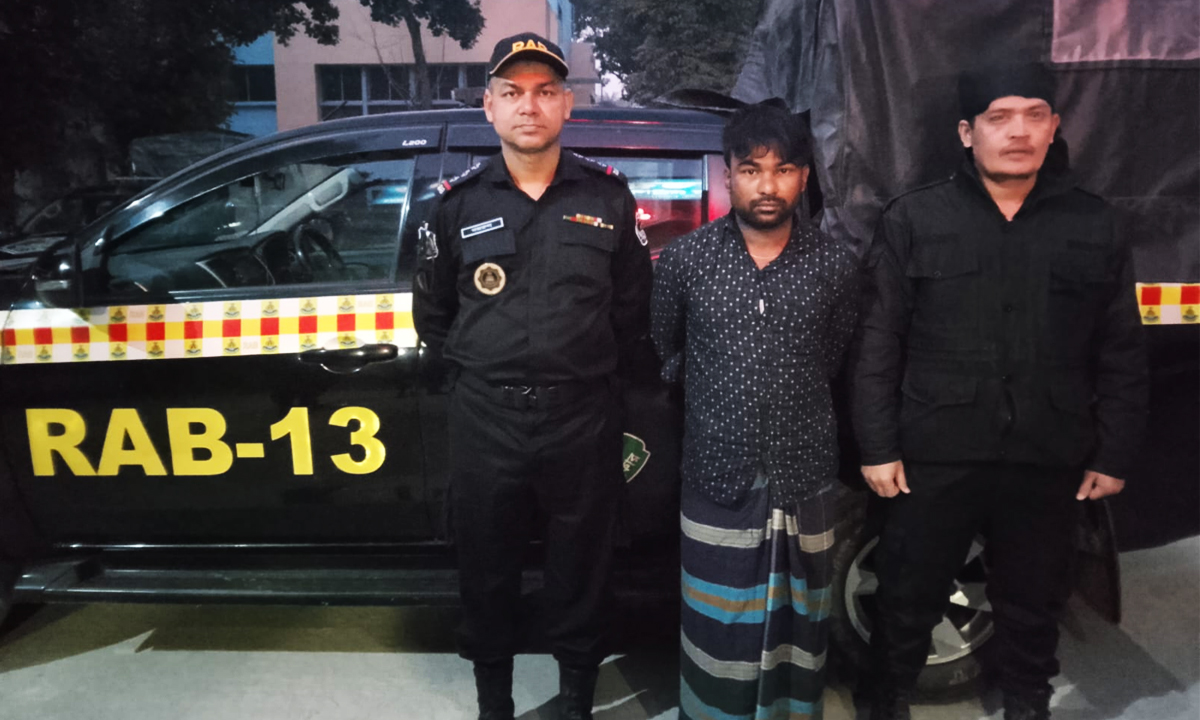 আটক মাসুদ রানা। ছবি : রূপালী বাংলাদেশ