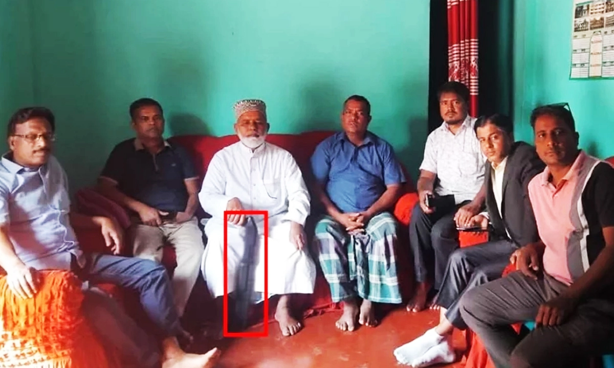 অস্ত্র হাতে বিএনপি নেতা। ছবি: সংগৃহীত