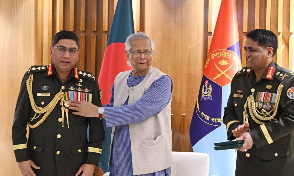 সেনাবাহিনী প্রধানকে ‘সেনাবাহিনী পদক’ দেন প্রধান উপদেষ্টা অধ্যাপক মুহাম্মদ ইউনূস। ছবি- সংগৃহীত