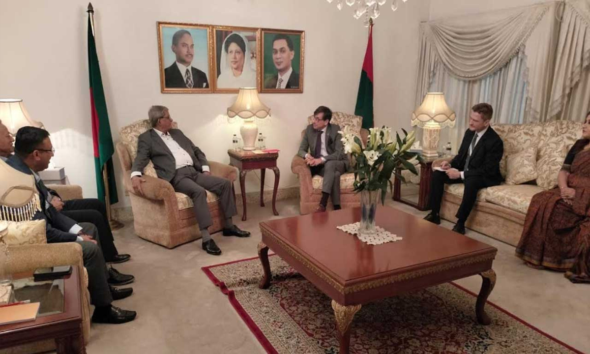 বিএনপি মহাসচিব মির্জা ফখরুলের সঙ্গে সাক্ষাৎ করেছেন ঢাকায় নিযুক্ত ফ্রান্সের রাষ্ট্রদূত জ্যঁ-মার্ক সেরে-শার্লেট। ছবি- সংগৃহীত