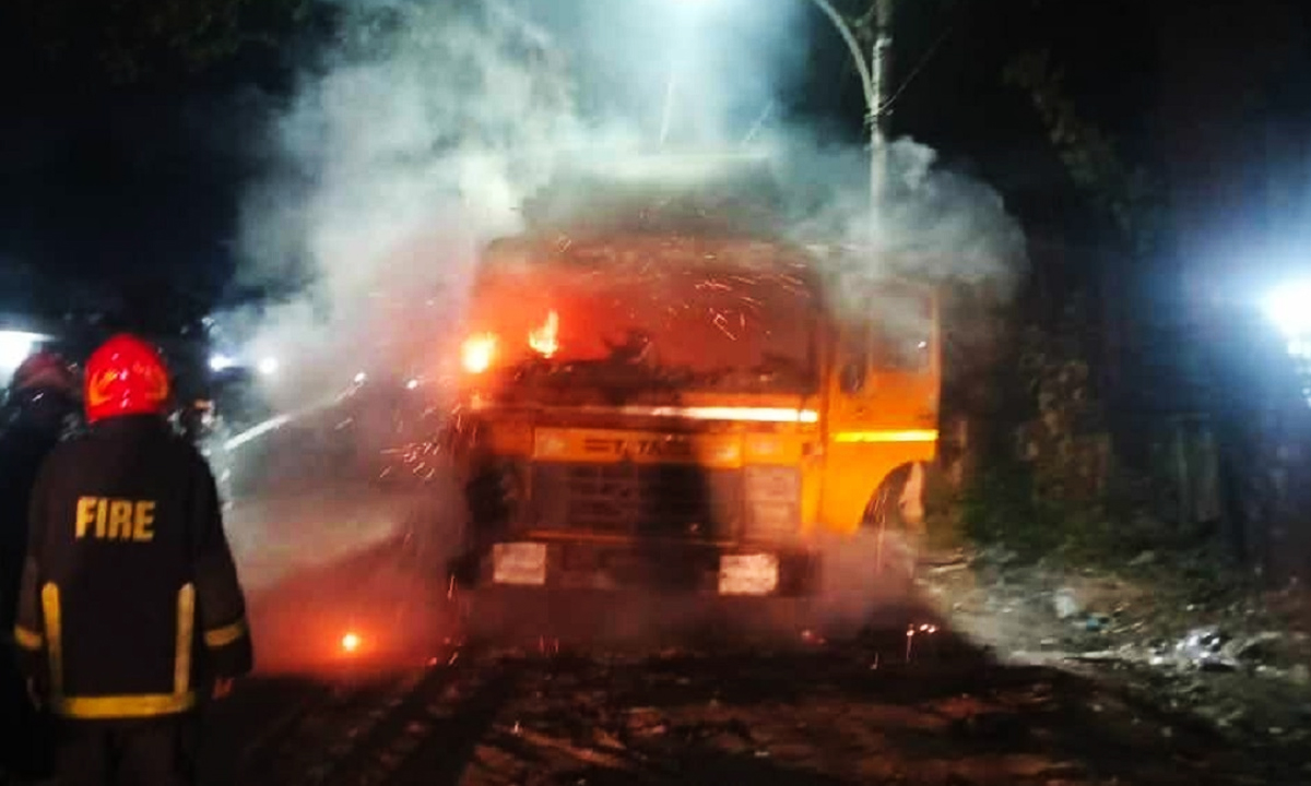 আগুনে পুড়ছে কাভার্ডভ্যান । ছবি- সংগৃহীত