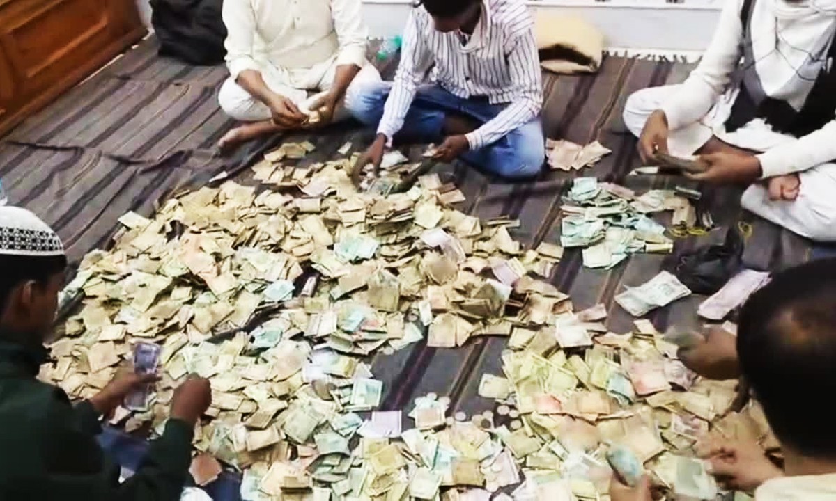 চলছে টাকা গণনা। ছবি- সংগৃহীত