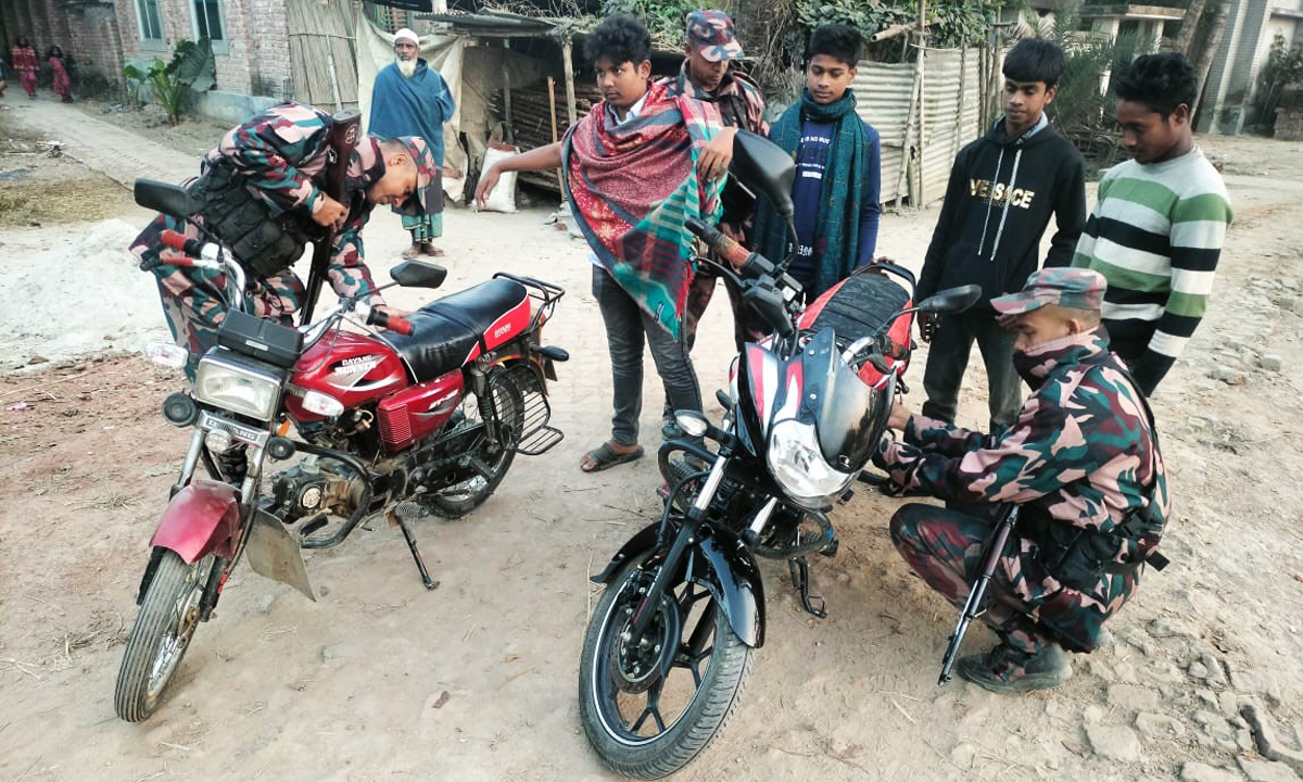 তল্লাশি চালাচ্ছে বিজিবি। ছবি : রূপালী বাংলাদেশ