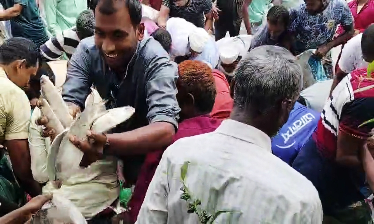 মাছ ছিনতাই। ছবি: রূপালী বাংলাদেশ