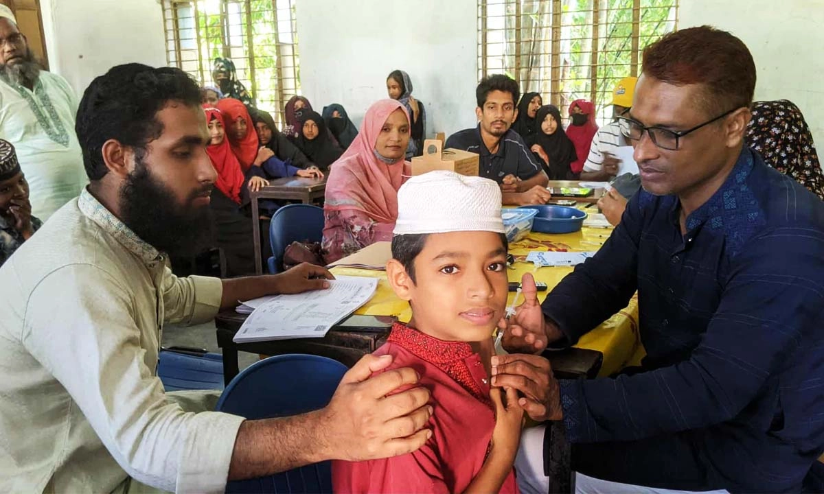 উপজেলা স্বাস্থ্য কমপ্লেক্সে টিকাদান। ছবি:  রূপালী বাংলাদেশ
