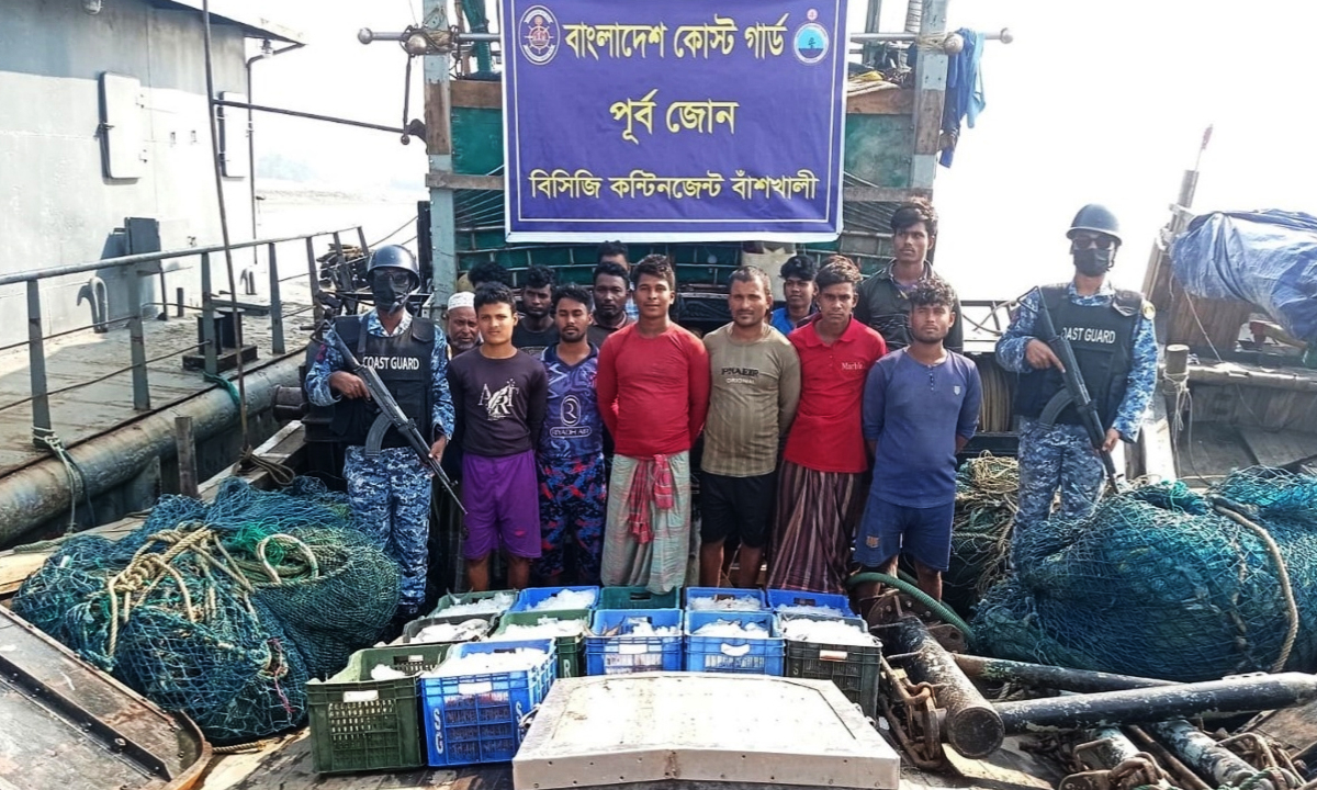 কোস্টগার্ডের অভিযানে আটক জেলে। ছবি : রূপালী বাংলাদেশ