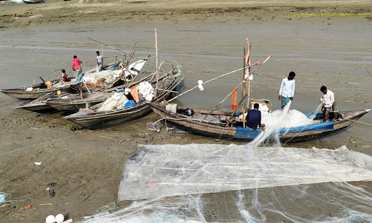 নিলাম হওয়া নৌকা। ছবি : রূপালী বাংলাদেশ