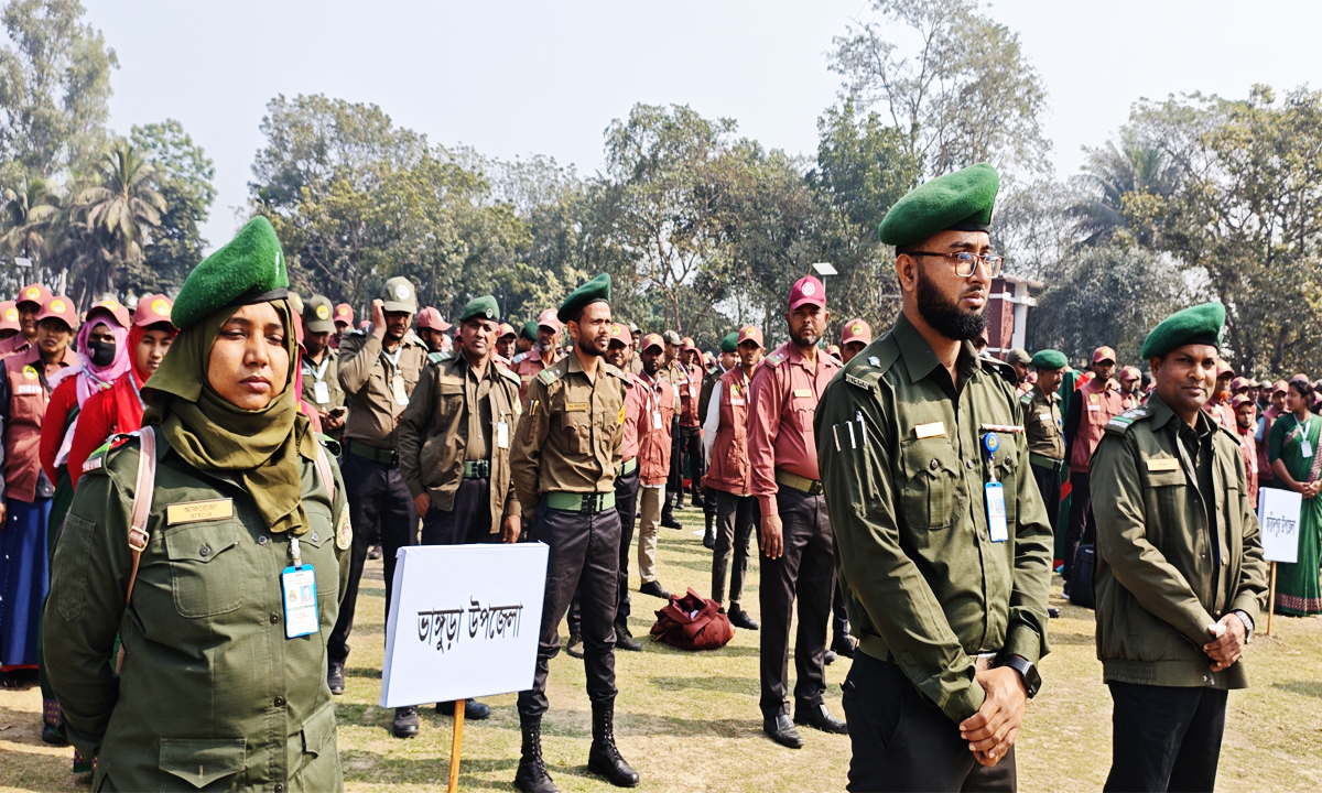 আনসার ও ভিডিপির সদস্যরা। ছবি : রূপালী বাংলাদেশ