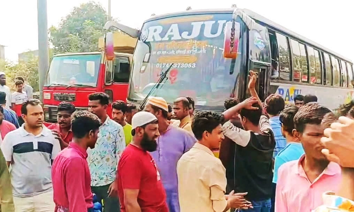 মহাসড়ক অবরোধ। ছবি : রূপালী বাংলাদেশ
