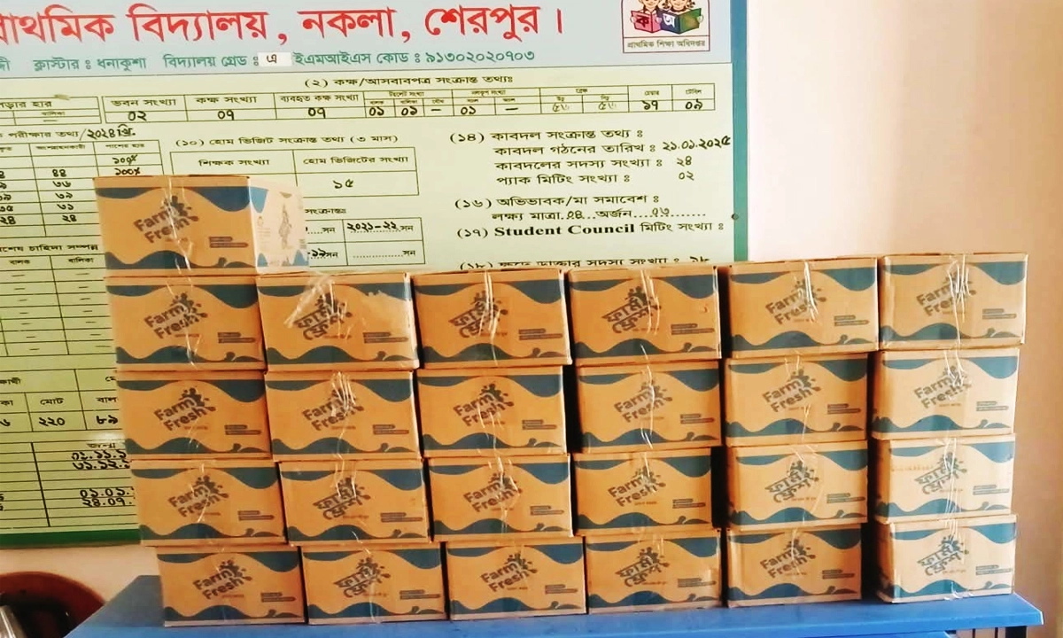 ইউএইচটি দুধ ও ফরটিফাইড বিস্কুট। ছবি:  রূপালী বাংলাদেশ