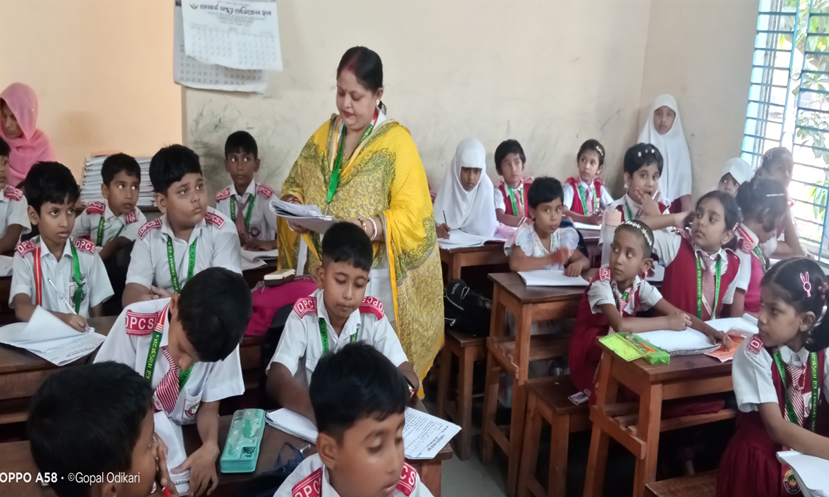 পাঠদান করাচ্ছেন সুবর্না দাস। ছবি : রূপালী বাংলাদেশ
