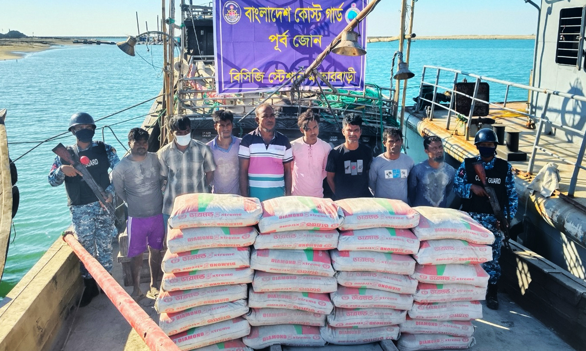 আটকেআট পাচারকারীসহ কোস্টগার্ড। ছবি : রূপালী বাংলাদেশ