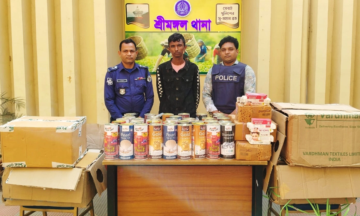 অবৈধ ভারতীয় প্রসাধনীসহ আটক শিপন মিয়া। ছবি : রূপালী বাংলাদেশ
