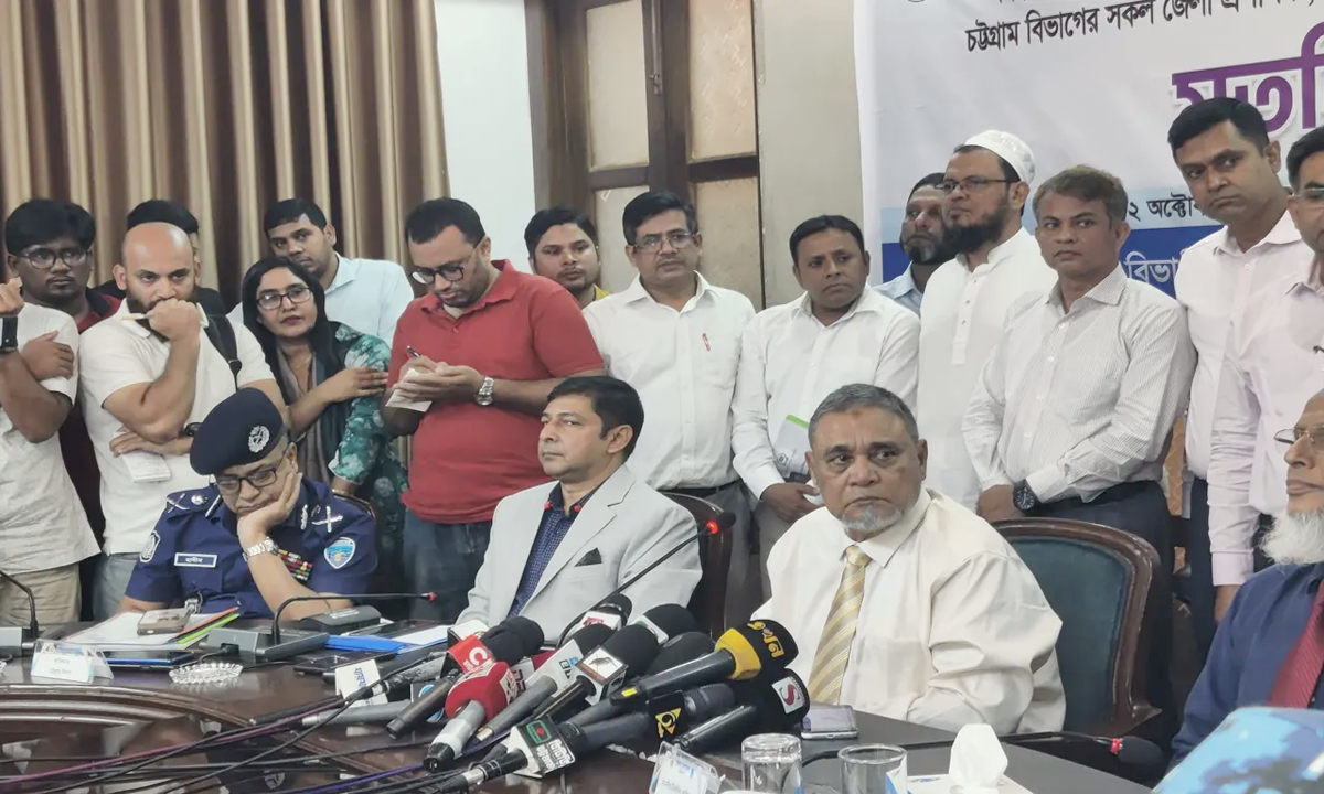 চট্টগ্রাম সার্কিট হাউসে সাংবাদিকদের সঙ্গে কথা বলছেন সিইসি এ. এম. এম নাসির উদ্দিন। ছবি- সংগৃহীত