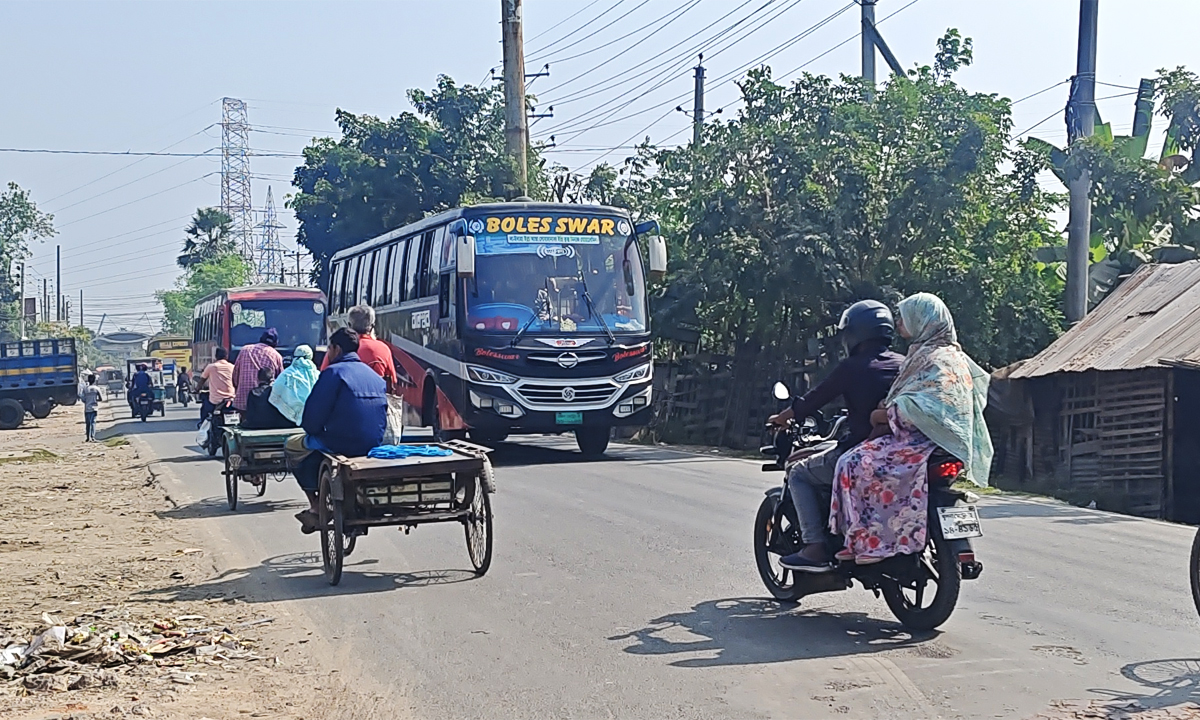 যানবাহন চলাচল স্বাভাবিক। ছবি:  রূপালী বাংলাদেশ