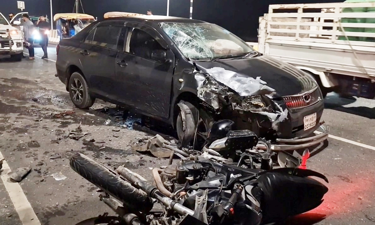 সংঘর্ষে দুমড়ে মুচড়ে যাওয়া প্রাইভেটকার ও মোটরসাইকেল। ছবি:  রূপালী বাংলাদেশ
