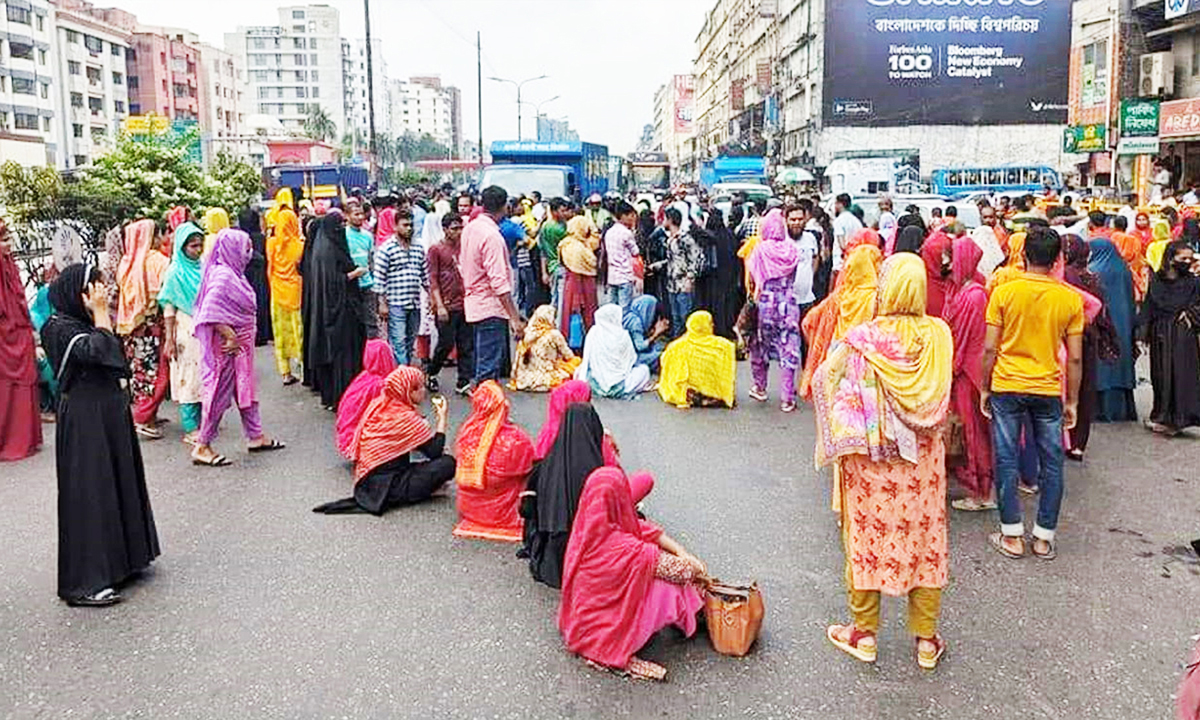 ঢাকা-আরিচা মহাসড়ক অবরোধ করে বিক্ষোভ। ছবি: রূপালী বাংলাদেশ