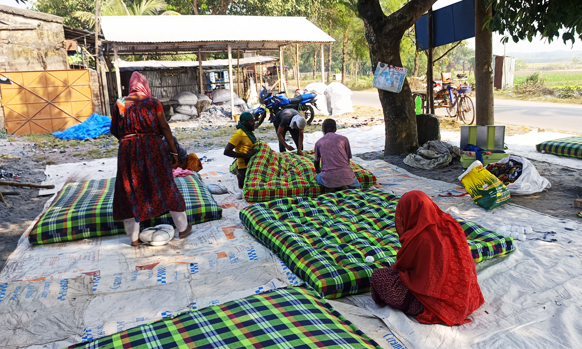 শীতে লেপ-তোশক তৈরির ব্যস্ততা। ছবি : রূপালী বাংলাদেশ