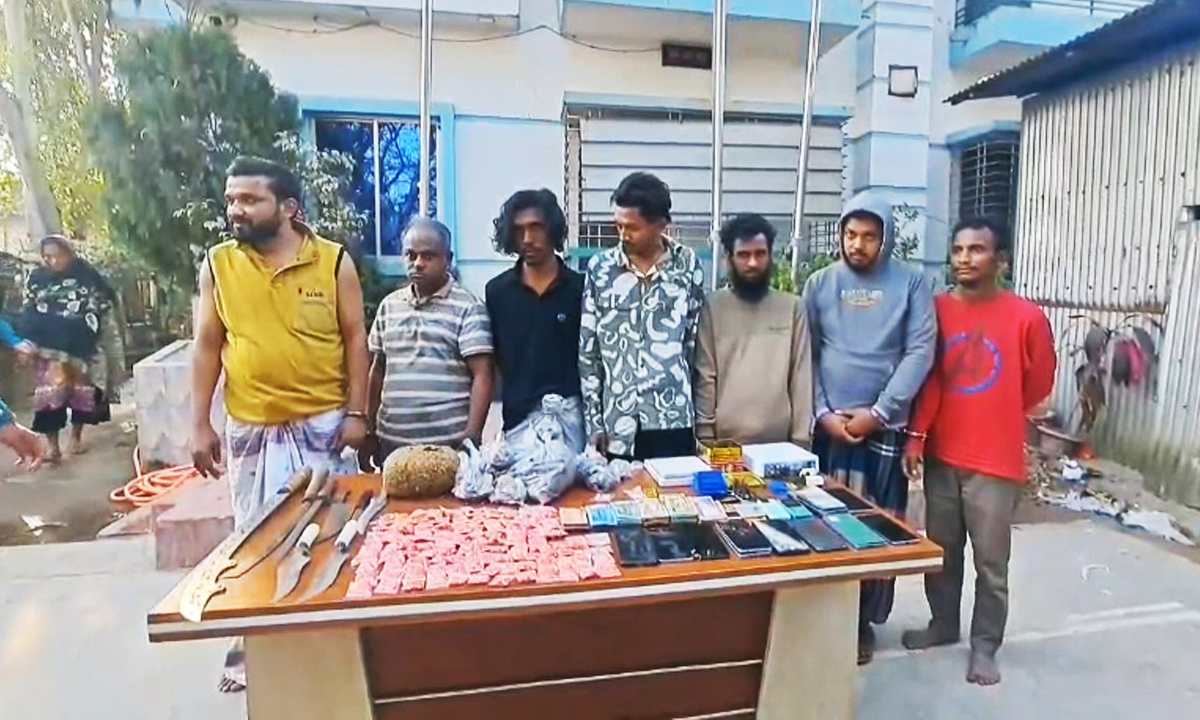 গ্রেপ্তার ৮ কারবারি। ছবি : রূপালী বাংলাদেশ