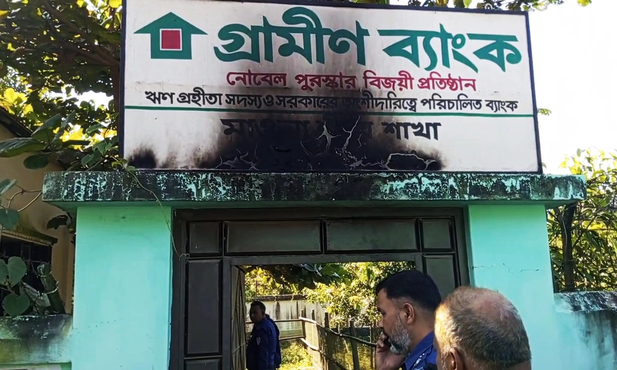 পেট্রোলবোমায় ক্ষতিগ্রস্থ সাইনবোর্ড। ছবি:  রূপালী বাংলাদেশ