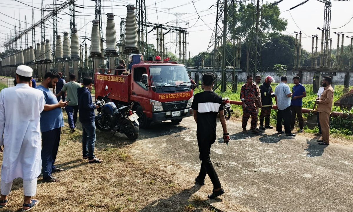বিদ্যুৎ কেন্দ্রের সাবস্টেশনে আগুন। ছবি: রূপালী বাংলাদেশ