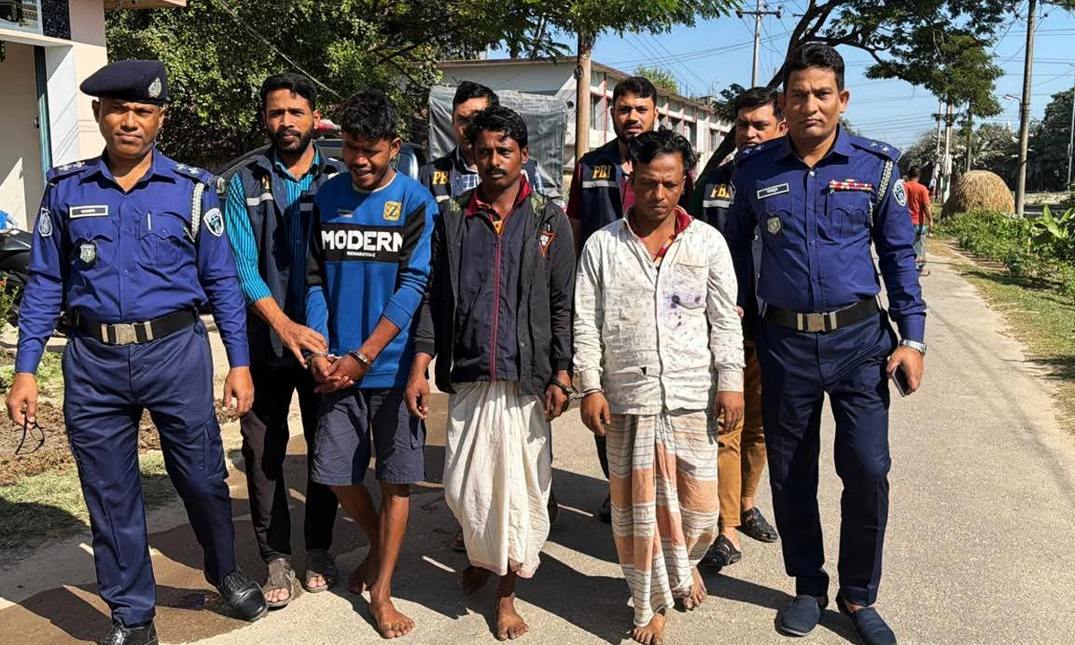 আখাউড়ায় আটক তিন।  ছবি: রূপালী বাংলাদেশ