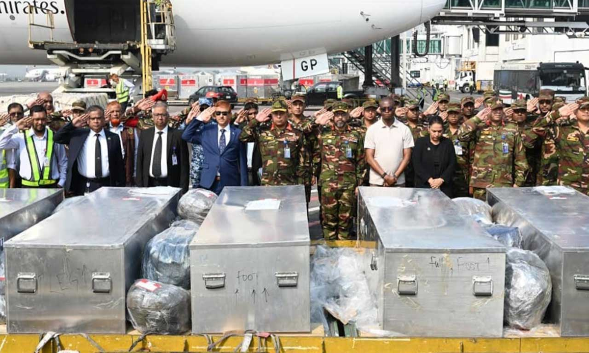 শাহজালাল বিমানবন্দরে ৬ বাংলাদেশি শান্তিরক্ষীকে শ্রদ্ধা জানানো হয়। ছবি- সংগৃহীত