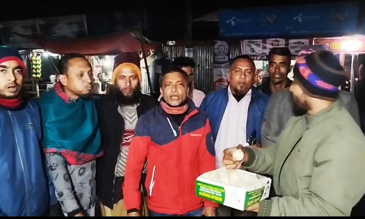 কমিটি বিলুপ্ত হওয়ায় মিষ্টি বিতরণ করে আনন্দ প্রকাশ করেন নেতাকর্মীরা। ছবি : রূপালী বাংলাদেশ