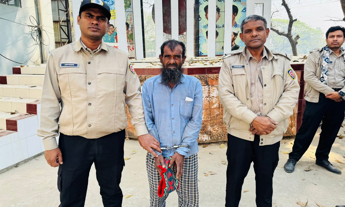 আটক ইকবাল হোসেন। ছবি : রূপালী বাংলাদেশ